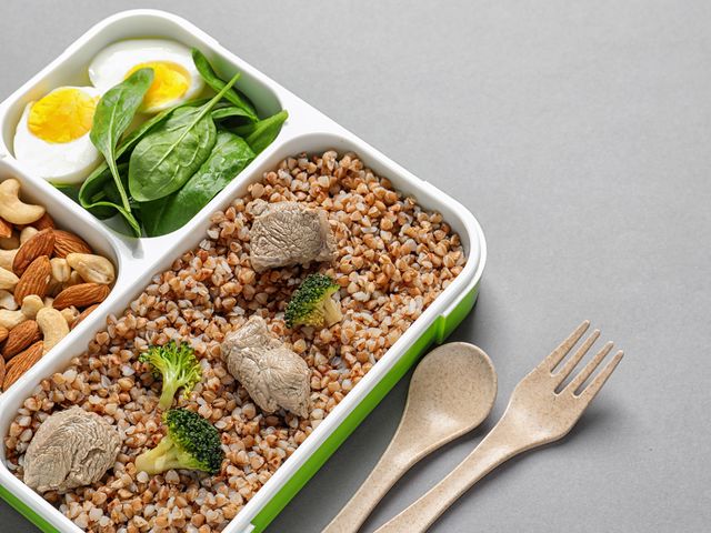 Strategi Cerdas Menjaga Pola Makan Sehat di Tengah Kesibukan Kantor